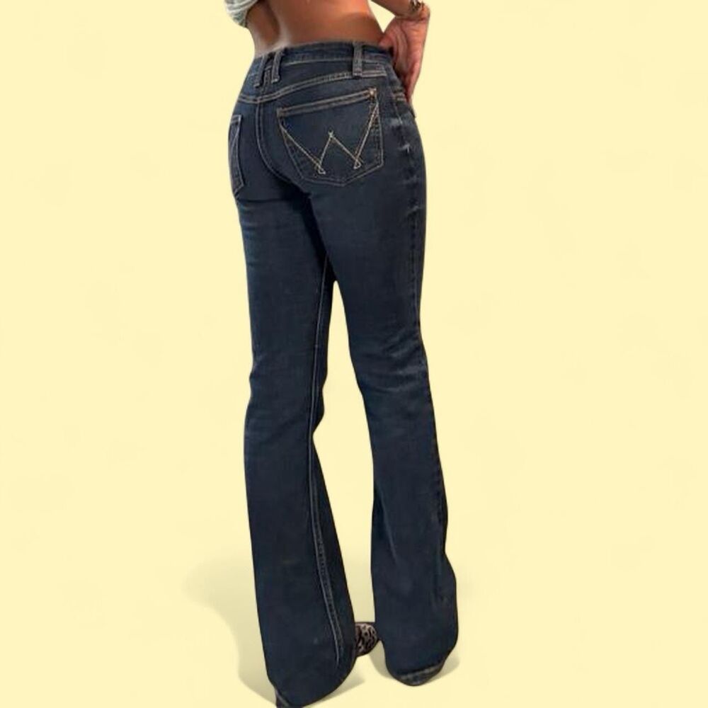 Wrangler retro mid-low rise bootcut dark blue denim jeans. Size 25W x 34L/ Size2